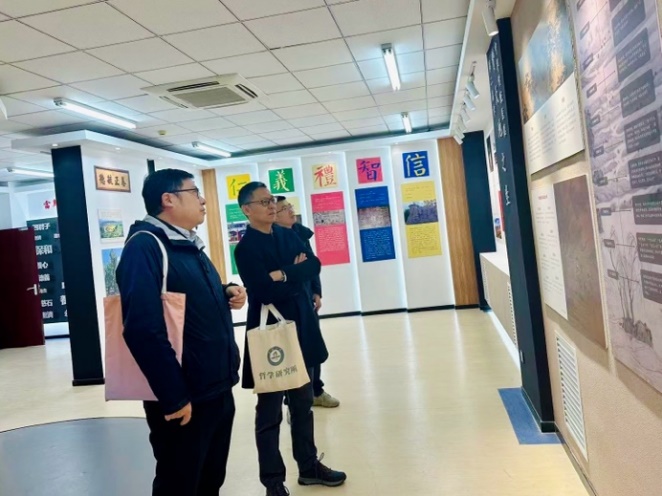 图片包含 室内, 天花板, 建筑, 站 描述已自动生成